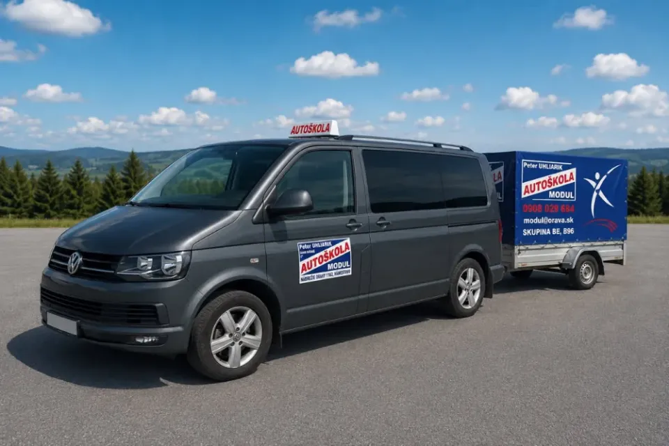 Volkswagen Transporter s prívesným vozíkom autoškoly