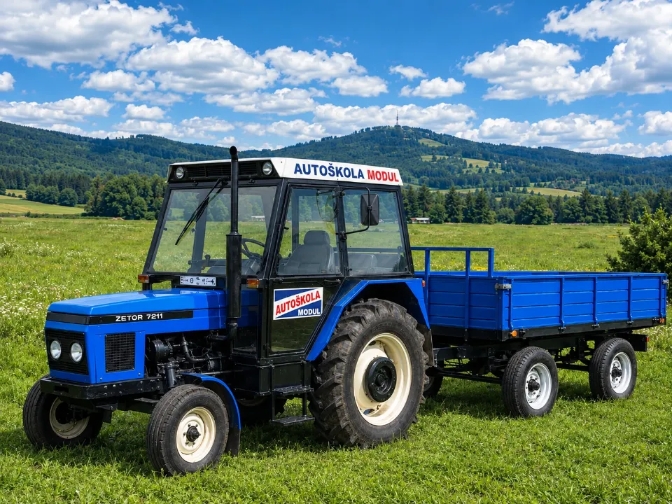 Modrý traktor Zetor s vlečkou autoškoly